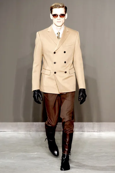 Look 16